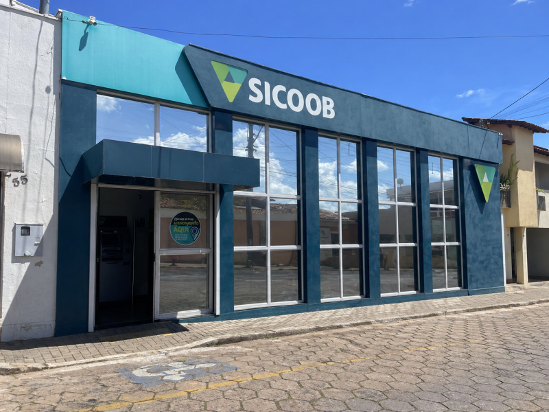 PRÉDIO com toda infraestrutura COMERCIAL e estacionamento na cidade de Pratápolis/MG - Lote 001 (ID 1557)