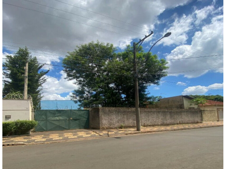 Terreno c/benfeitorias à venda em leilão