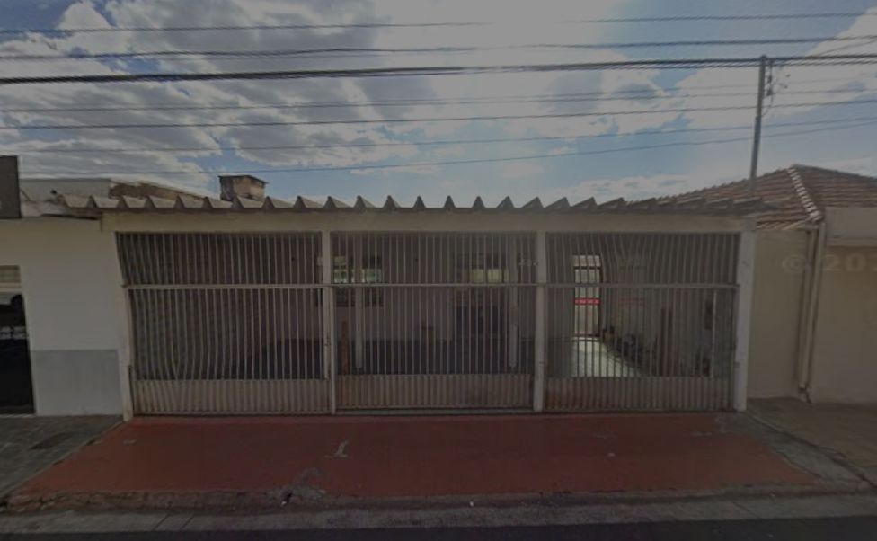 Imóvel situado, na avenida marciano de avila, nº 409 uberlândia-mg com 103,15m2 de área construída, medindo dez (10)metros de frente e fundos, por vinte (20) metros de extensão do lado esquerdo e vinte e dois (22) metros do lado direito.
