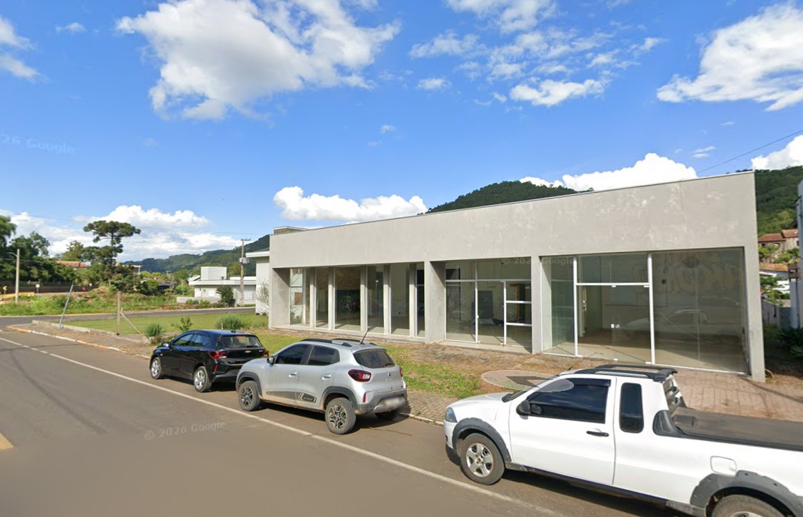 Área de 606,00m², contendo um prédio de alvenaria com 102,00m² e uma ampliação comercial em alvenaria de 196,00m², localizada na Avenida Independência, n° 51, bairro Centro, Relvado/RS