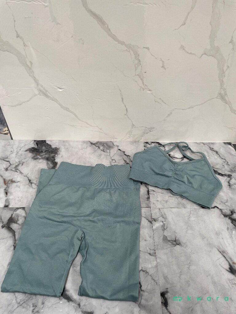 Aprox. 500 itens: Roupas