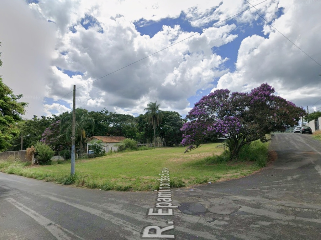 50% abaixo na 2ª praça Terreno de esquina, A.T.: 1.225m², Jardim Baronesa, Espírito Santo do Pinhal/