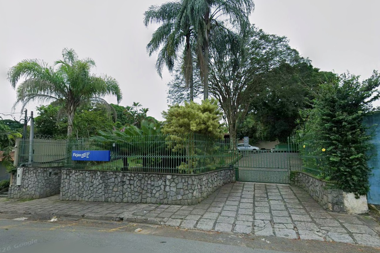 Imóvel em bairro nobre de volta redonda, alugado pela firjan, com 1.810m² de área de terreno e 749,1m² de área construída casa nº 220, rua 156, laranjal