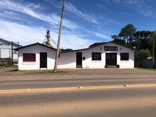 Terreno urbano com área de 525,00 m² e edificação não averbada, utilizada como comércio e residência, em vacaria/rs