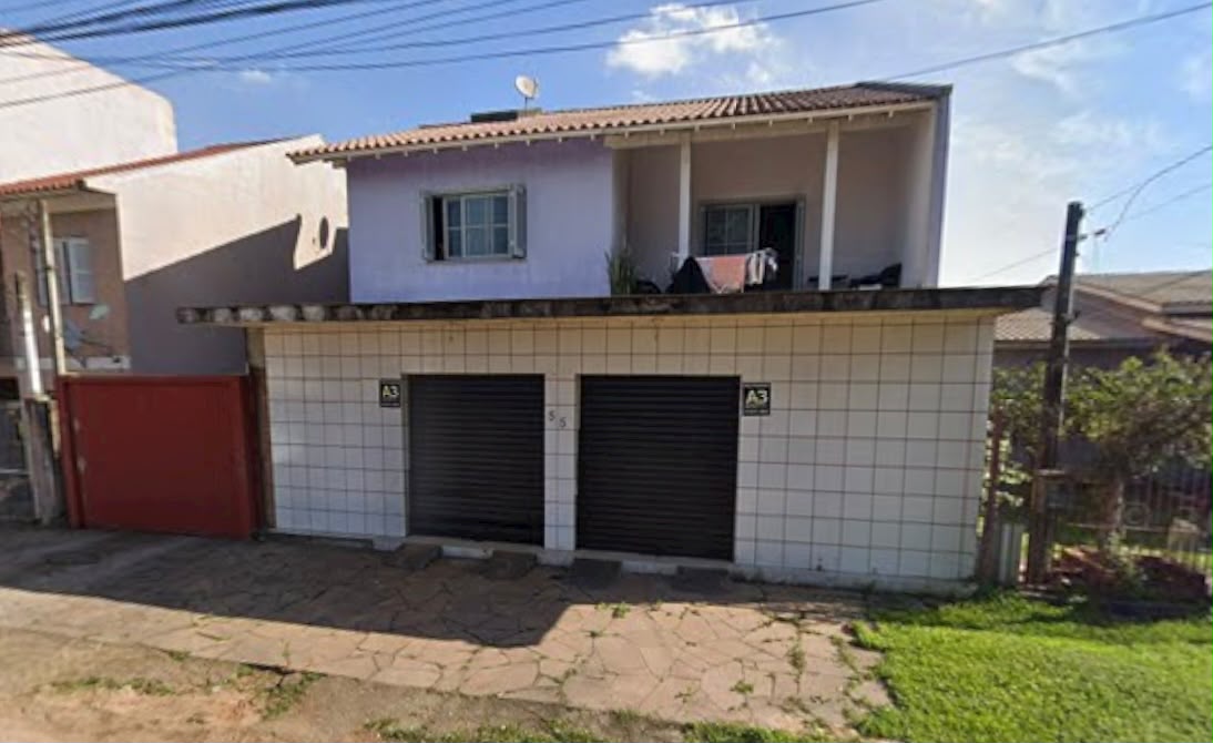 01 imóvel sendo da seguinte forma: frente - 01 prédio assobrado de alvenaria de 359,09 m² - 02 pavimentos, garagem c/02 vagas, sala de estar, sala de jantar, cozinha, 02 dormitórios sendo 01 suíte e 02 banheiros, fundos: 01 edícula com 75,05 m², com lavanderia, churrasqueira e banheiro, e o respectivo terreno com área superficial de 351,00 m². situado na rua nóbrega, nº 55, bairro silva, na cidade de sapucaia do sul - rs. benfeitorias não averbadas em sua matrícula. registrad