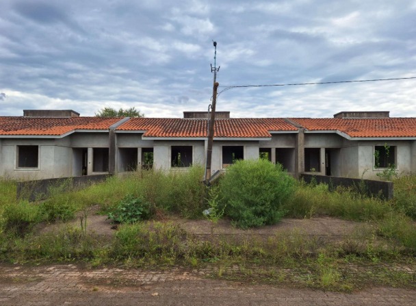 Casa nº 471-a, em construção, com paredes, contrapiso e cobertura executados, localizada na rua vitor mateus teixeira, vila três marias, na cidade de esteio/rs, com área projetada de 43,48m², composta por dois dormitórios, copa/cozinha, banheiro e área de serviço. construída sob o imóvel de matrícula nº 29.057 do cri de esteio/rs; não averbada