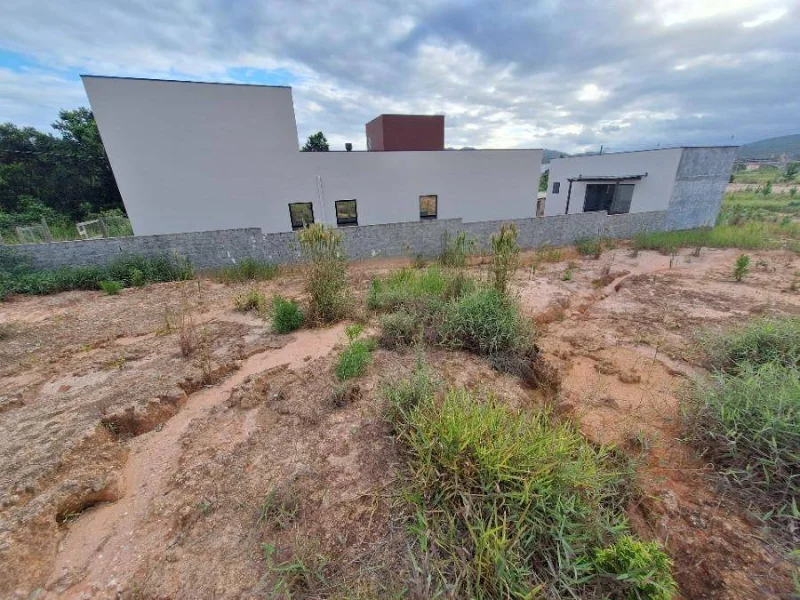 Lote de terreno situado na rua bosque das araucárias, 171, loteamento bosque da colina, areias do meio, governador celso ramos/sc, medindo 252m² --