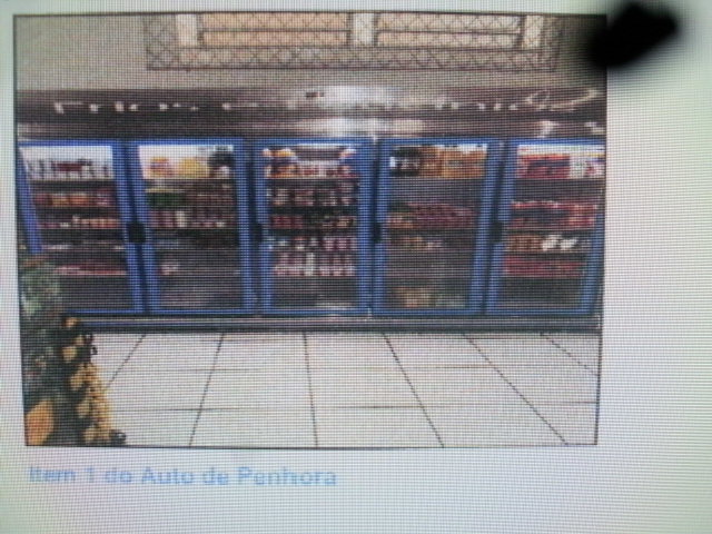 Enéas Carrilho de Vasconcelos Neto - Três Geladeiras expositoras, Marca Refrimate, Côr Azul com 5 portas, cada uma avaliada em R$ 7.000,00, Total: R$ 21.000,00