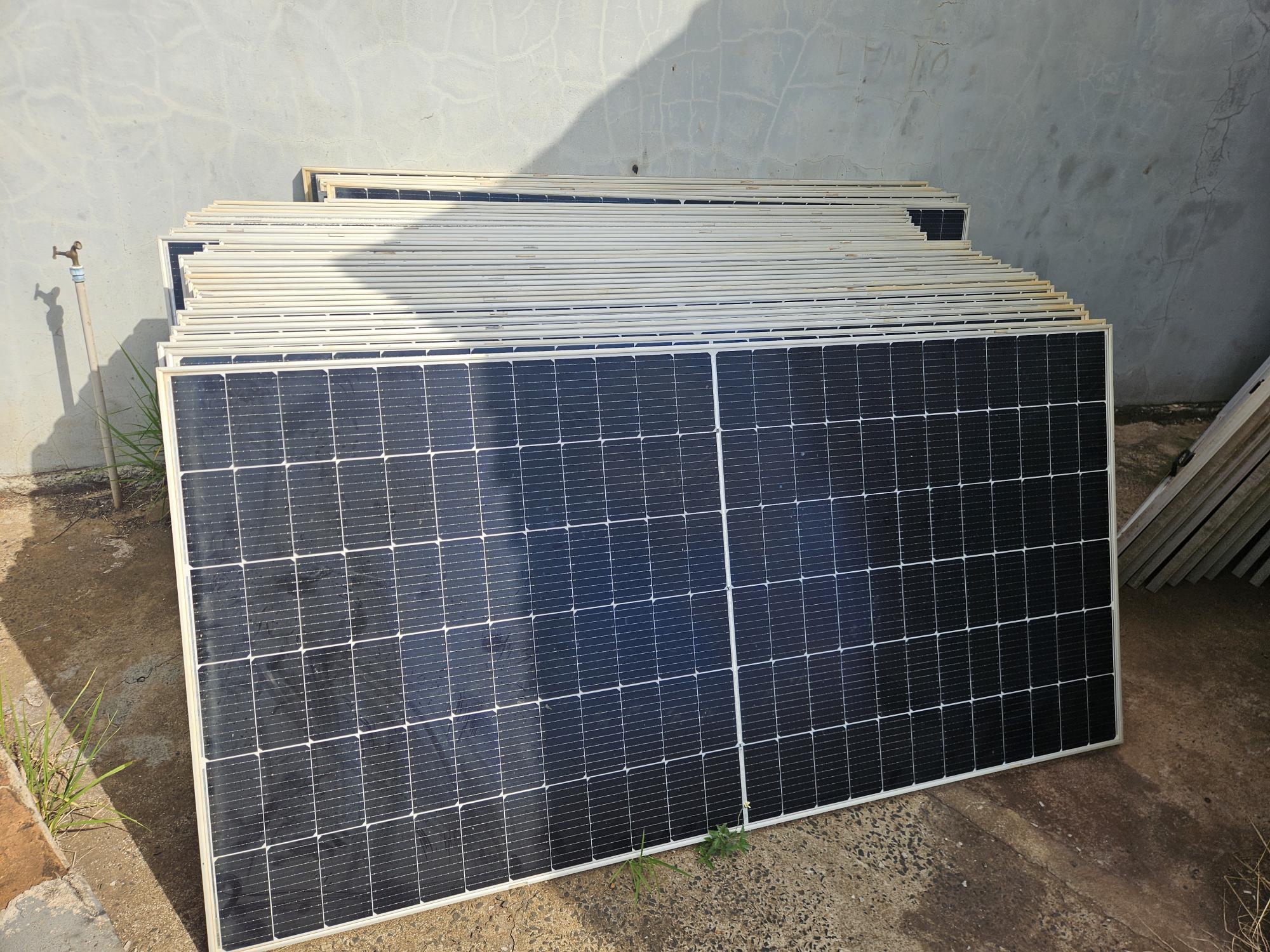 Sistema fotovoltaico 74 modulos de 545W 1 inversor de potencia de 30Kwp