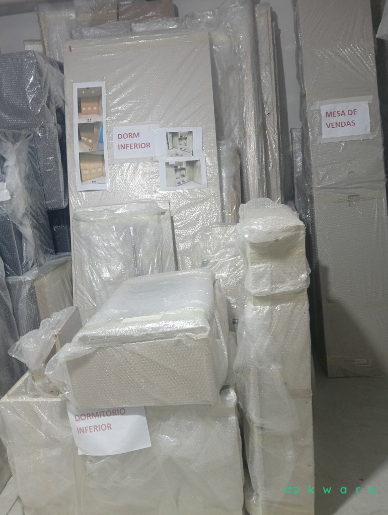 Closet em L com 4 portas de correr, prateleiras e nicho iluminado (não inclui itens - desmontado)