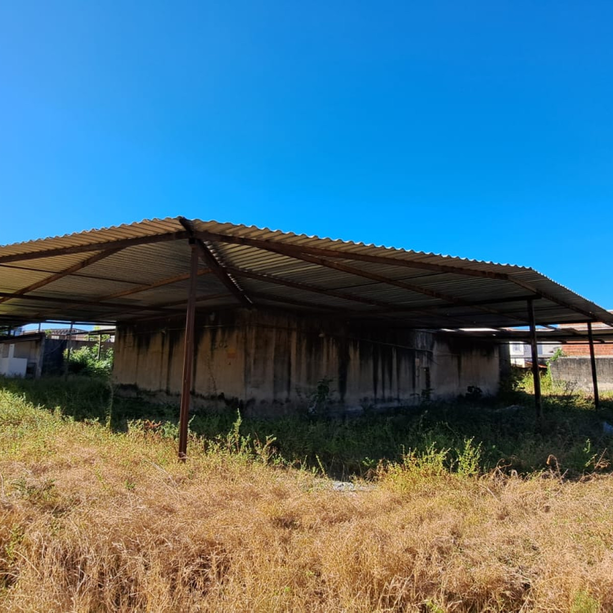 Lote 004 - Galpão em formato de L, com estrutura metálica e cobertura em telhas de alumínio, faltando algumas telhas (área total aproximada de 444,00 m²).