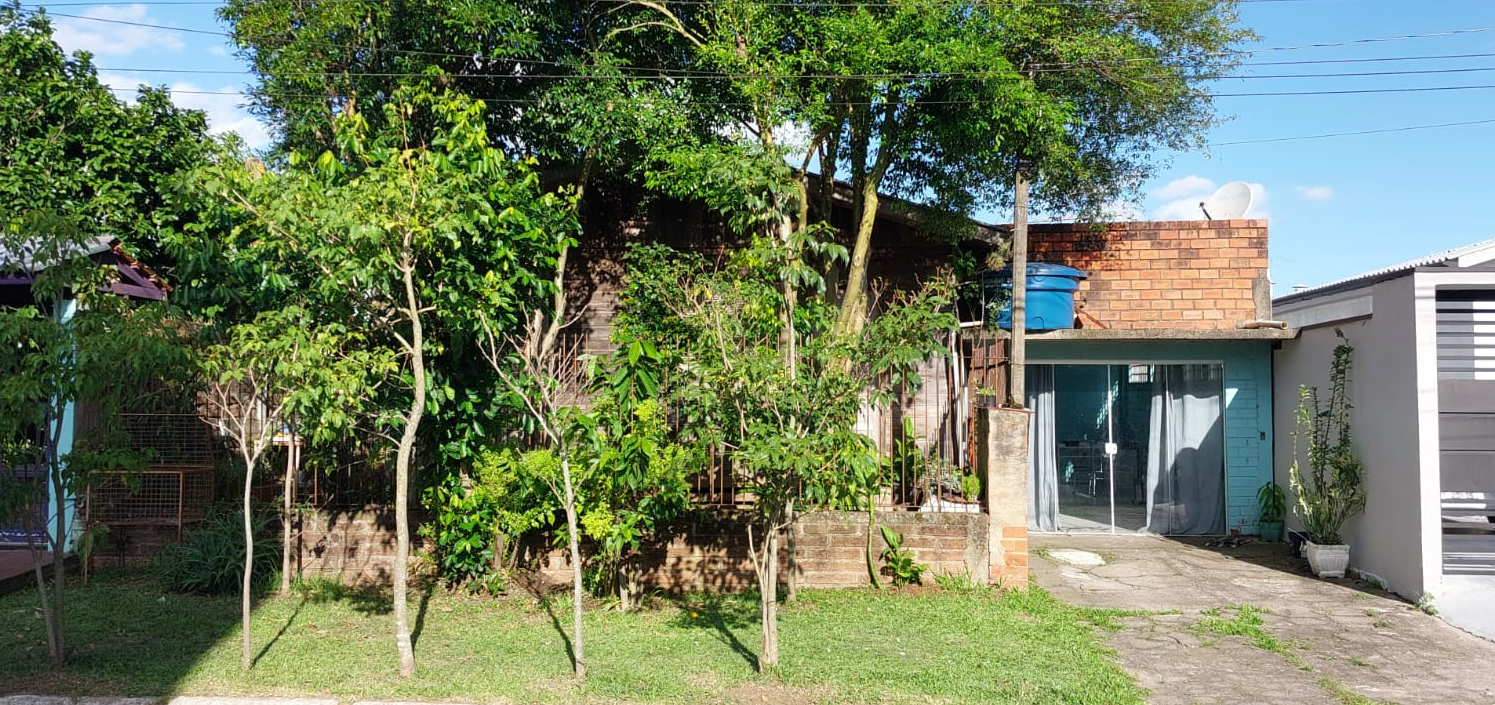 Imóvel composto por uma casa de madeira com aproximadamente 60m²; casa de alvenaria lateral, em posição de garagem, com área aproximada de 30m², piso frio e forro; anexo em alvenaria aos fundos, do lado direito do terreno, com área aproximada de 18 m², acabamento rústico (inacabado), sem forração, piso avariado, aberturas avariadas; anexo em alvenaria aos fundos da casa de madeira, no lado esquerdo do terreno, com área aproximada de 32 m², com forração avariada (cozinha e ban