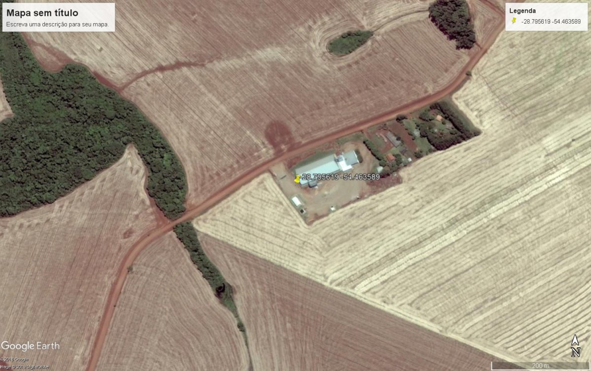 Centro de recebimento, secagem e armazenagem de grãos no distrito de coimbra, com construção de alvenaria destinada para escritório e atendimento com aprox. 150m². ao lado, um galpão para recebimento de grãos com 4 moegas, um galpão para armazenagem e onde está localizada a caldeira do secador, separador e estoque de insumos, duas balanças rodoviárias de aproximadamente 70m² cada uma, e um silo horizontal de concreto para armazenagem de grãos, com capacidade para 200mil sacos
