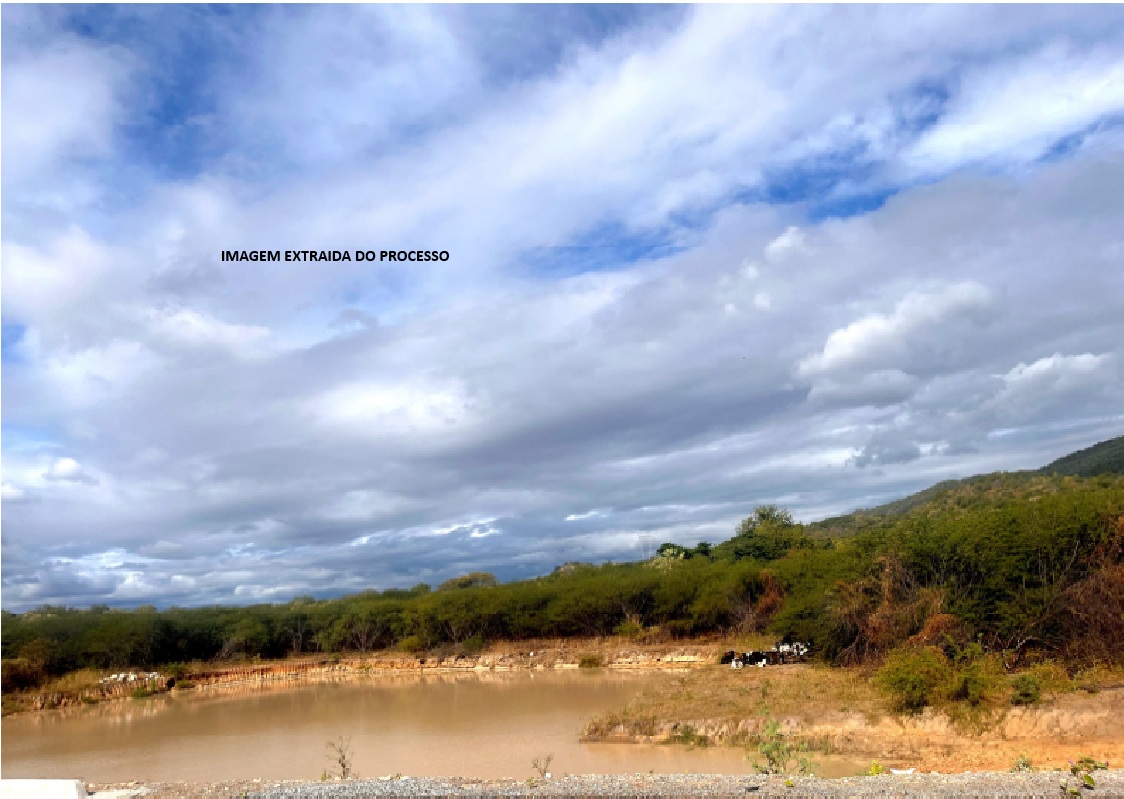 Um imóvel rural denominado BARRO, com área de 1.300 hectares