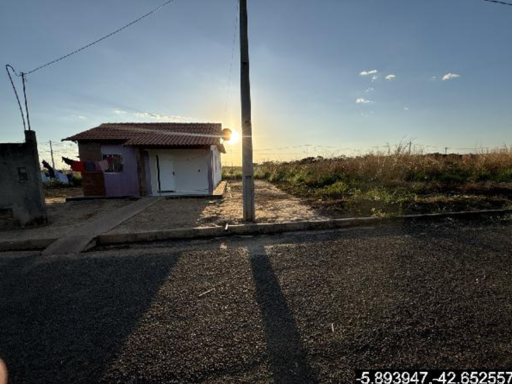 Casa - 77,49m² de área privativa, 209m² de área do terreno - agua branca/pi