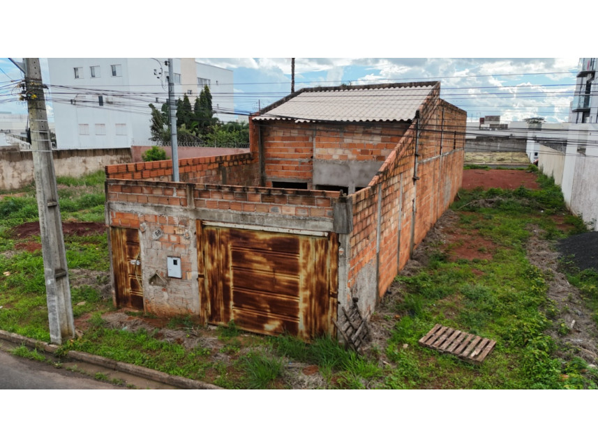 Terreno c/benfeitorias à venda em leilão