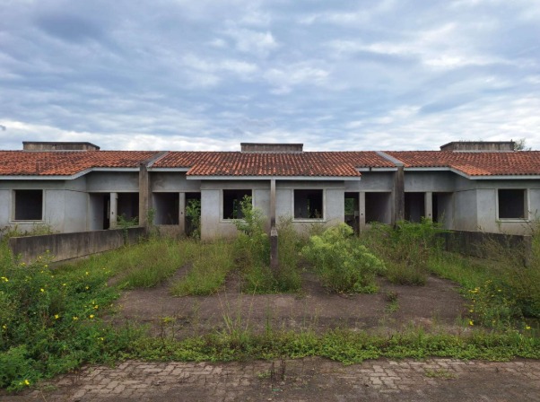 Casa nº 501-a, em construção, com paredes, contrapiso e cobertura executados, localizada na rua vitor mateus teixeira, vila três marias, na cidade de esteio/rs, com área projetada de 43,48m², composta por dois dormitórios, copa/cozinha, banheiro e área de serviço. construída sob o imóvel de matrícula nº 29.060 do cri de esteio/rs; não averbada