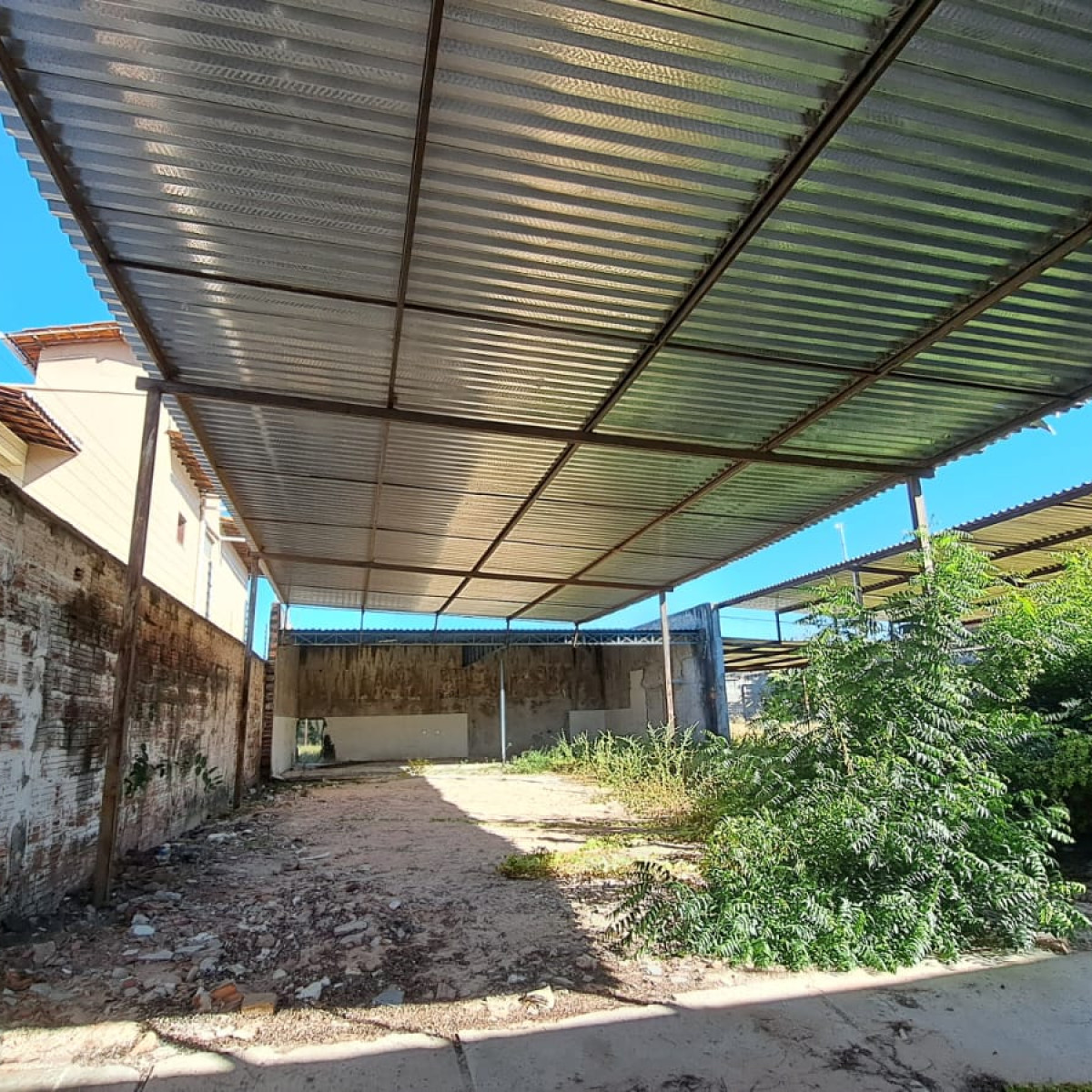 Lote 005 - 02 galpões com estrutura metálica e cobertura em telhas de alumínio (área total aproximada de 253,60 m²).