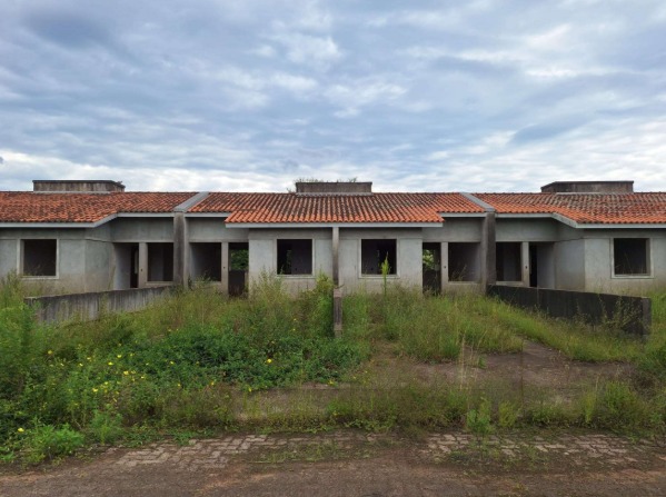 Casa nº 481-b, em construção, com paredes, contrapiso e cobertura executados, localizada na rua vitor mateus teixeira, vila três marias, na cidade de esteio/rs, com área projetada de 43,48m², composta por dois dormitórios, copa/cozinha, banheiro e área de serviço. construída sob o imóvel de matrícula nº 29.058 do cri de esteio/rs; não averbada