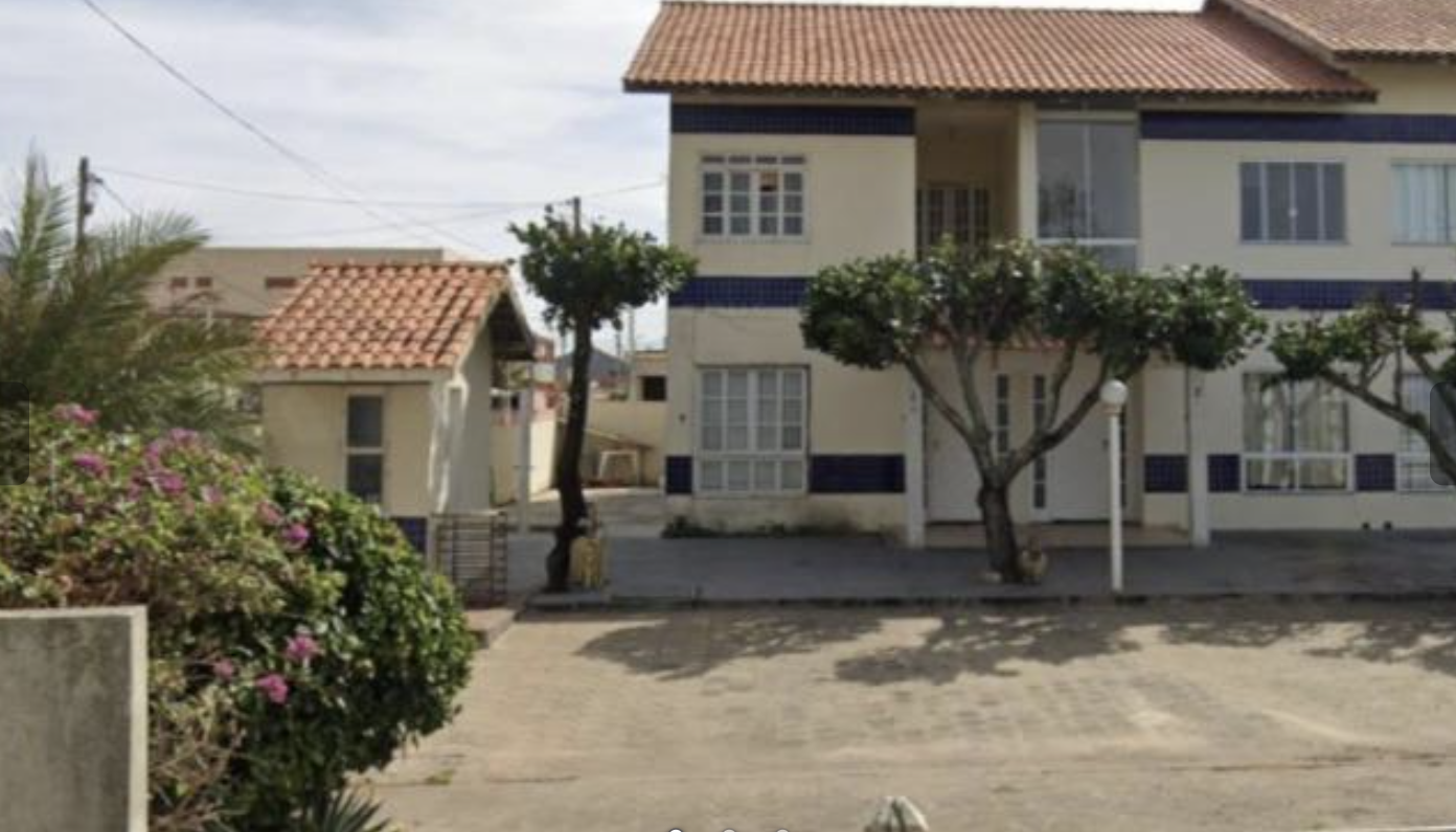 Casa duplex de frente para o mar - 101m² - 3 quartos, varanda e 2 vagas de garagem - condomínio village dos abricós - farol de são tomé/rj. pague em até 60 vezes.