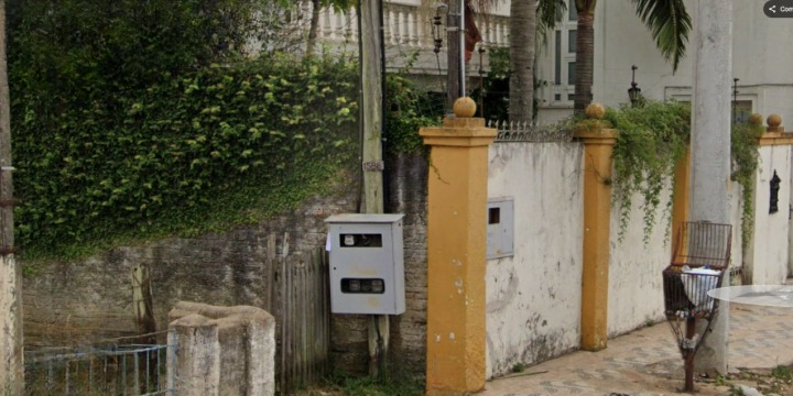 São gabriel/rs - a fração de 10% de um prédio em alvenaria, sito em um beco sem saída e sem nome e que faz confluência com o prolongamento da rua joão manoel, nº 1.598, bairro centro.