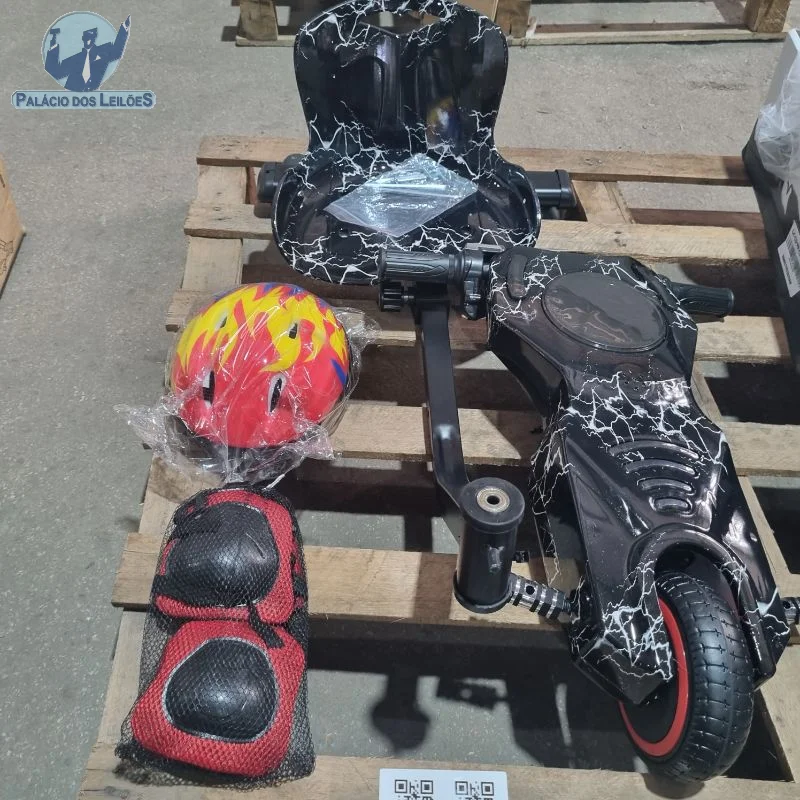 01 triciclo infantil, desmontado, cor preta com estampa branca, com capacete e protetores de joelho/cotovelo. (podendo estar em bom estado, com avaria ou...
