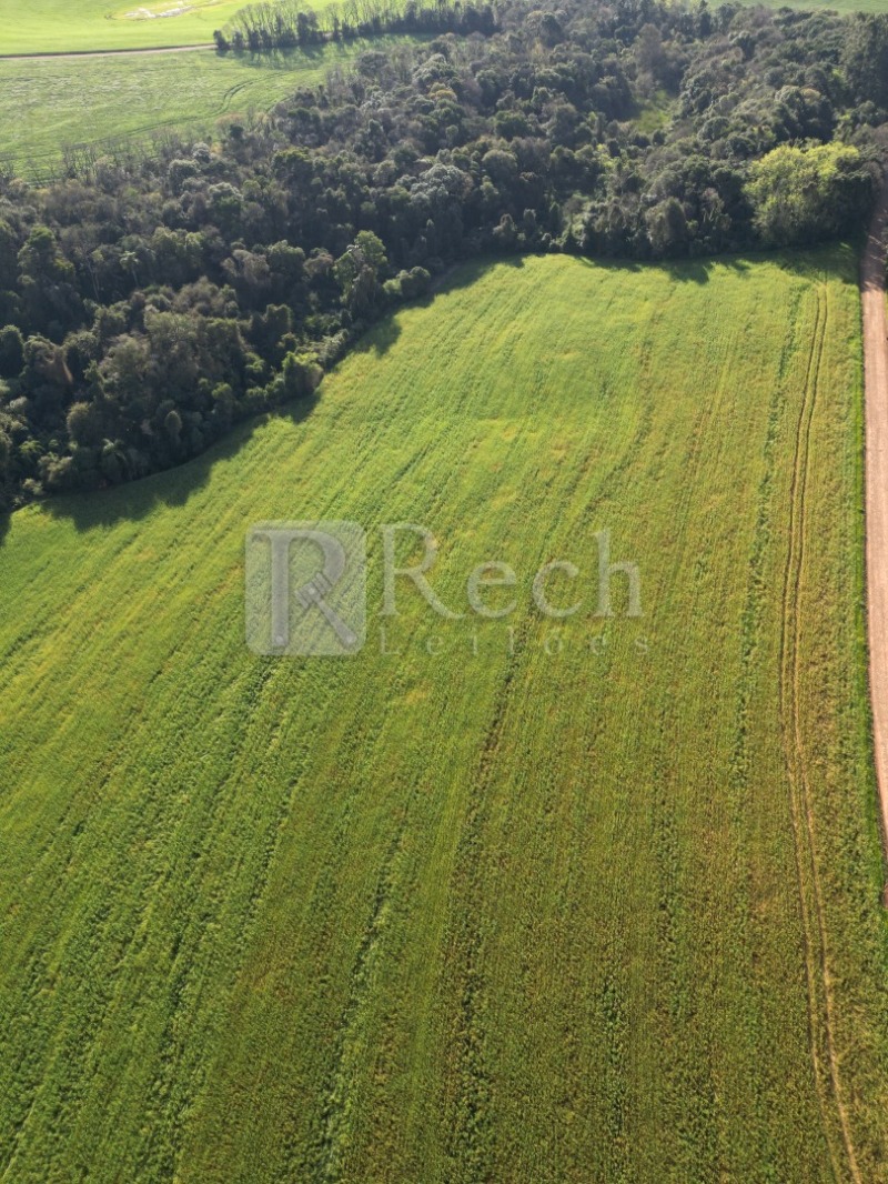 Uma área de terras rurais com área superficial de 64.000,00m²
