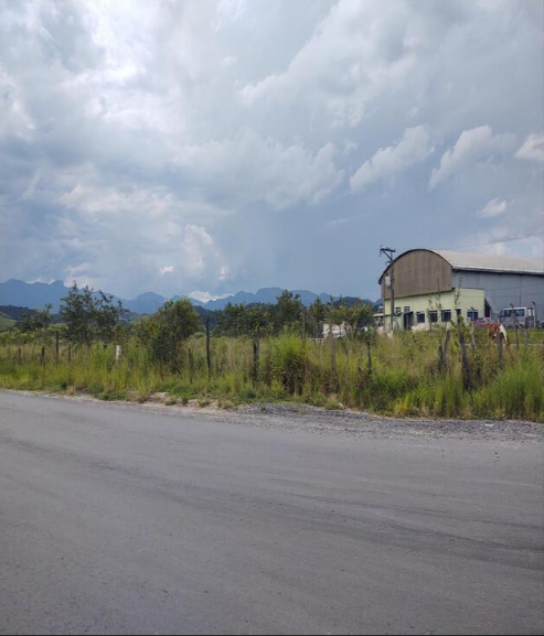 Imóvel industrial/comercial com área de 3.491m², no polo urbo agro industrial, em porto real/rj. possui 22m de testada para av. renato monteiro. terreno e respectivas construções - pague em até 60 vezes.
