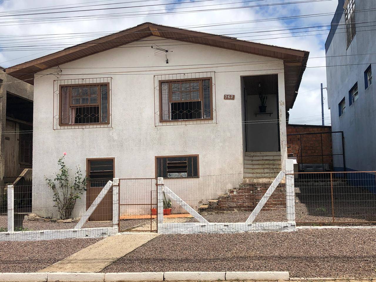 TERRENO DE 341m² COM DUAS CASAS