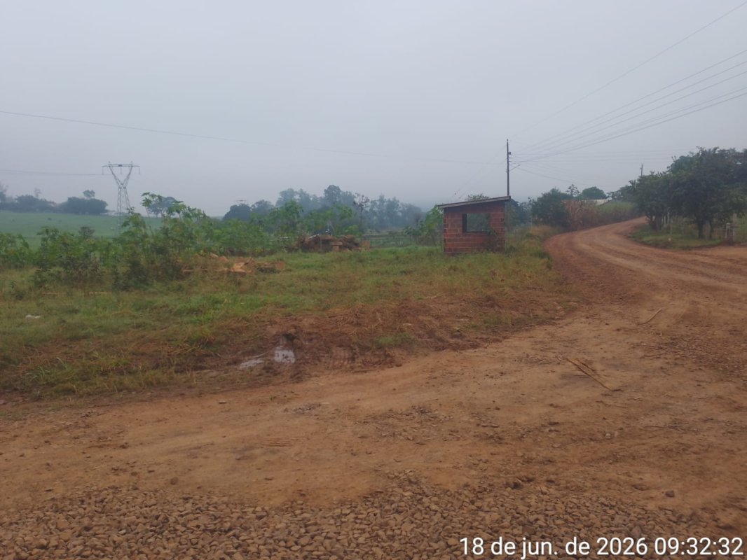 Matrícula N° 11.181: uma área de terras, com a extensão superficial de 2.500,00 m², ou sejam, cinquenta metros (50,00m) de frente por cinquenta metros (50,00m) de frente a fundos, situada neste município de Bom Retiro do Sul-RS, no lugar denominado "Faxinal do Silva Jorge".