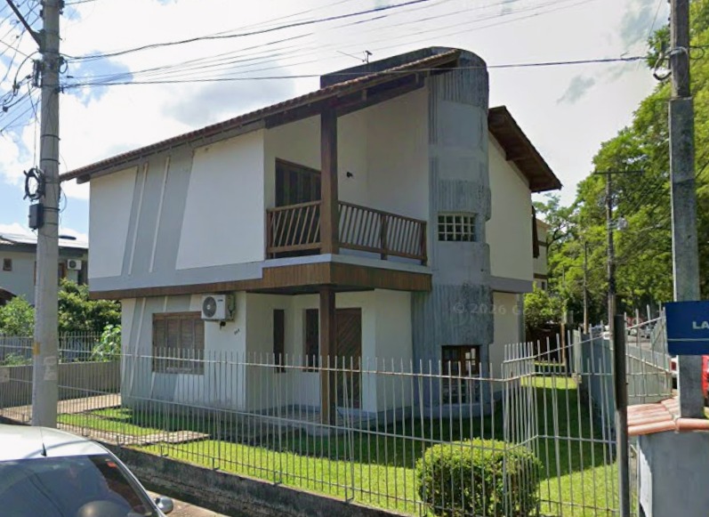 Um imóvel composto por uma casa de alvenaria, de dois pavimentos, com área construída de 150m², um anexo de alvenaria com área construída de 72,56m² e seu respectivo terreno, com área superficial de 335,40m², situado na rua la salle, nº 111, esquina com a av. dos estados, na cidade de campo bom/rs. inscrito sob a matrícula nº 11.053 do cri de campo bom/rs.
