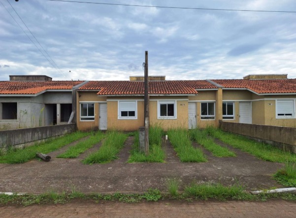Casa nº 441-b, localizada na rua vitor mateus teixeira, vila três marias, na cidade de esteio/rs, com área construída de 43,48m², composta por dois dormitórios, copa/cozinha, banheiro e área de serviço. construída sob o imóvel de matrícula nº 20.810 do cri de esteio/rs; não averbada