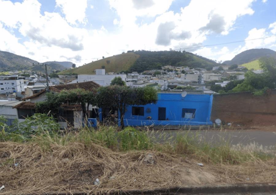 Mantena/mg - casa com 3 quartos no centro. |