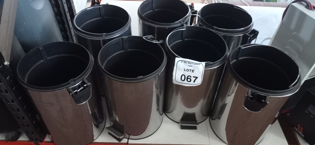 07 LIXEIRAS EM INOX COM PEDAL E CESTO REMOVÍVEL SEM TAMPA. (NO ESTADO) ATENÇÃO! FAZER A VISITAÇÃO ANTES DE ARREMATAR, NÃO SABEMOS SE FUNCIONA, LEILÃO NÃO TEM GARANTIA E NEM DEVOLUÇÃO, SUJEITO A POSSÍVEIS AVARIAS VISÍVEIS/OCULTAS E/OU AUSÊNCIA DE COMPONENTES.