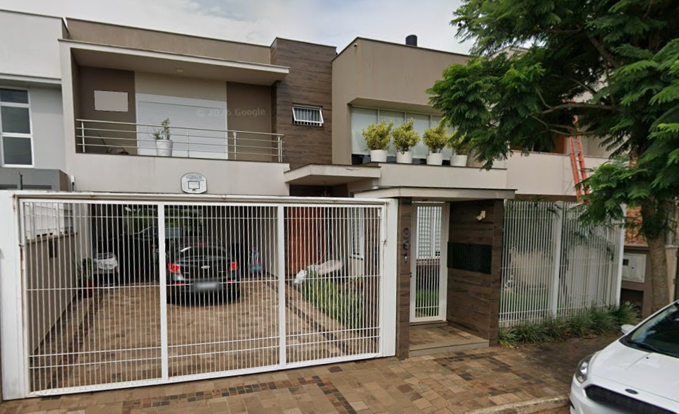Área de 372,00m², edificada uma casa residencial em alvenaria com dois pavimentos, totalizando 212,35m² de área construída, localizada na rua osvaldo haas, n° 361, bairro universitário, lajeado/rs