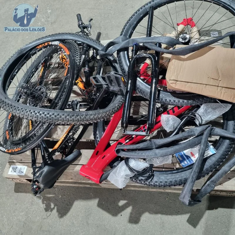 01 bicicleta Highlevel, preta com detalhes laranja, desmontada; 01 bicicleta Absolute, vermelha, desmontada. (podendo estar em bom estado, com avaria ou...