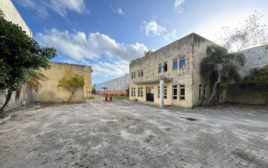 Imóvel com características de motel, possuindo recepção, área de serviço, cozinha, banheiro, churrasqueira, corredor de acesso aos apartamentos e grande área de estacionamento descoberto. existem 16 apartamentos, nos quais no andar térreo há uma garagem e no andar superior há um quarto e um banheiro. situado na avenida presidente joão belchior marques goulart, nº 4.285, cidade de pelotas/rs. inscrito sob a matrícula nº 37.696 da 2ª zona do cri de pelotas.