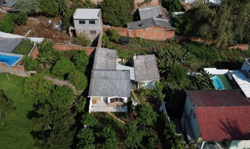 50% de um imóvel urbano composto por um terreno com área de 359,87m², localizado na Rua Aníbal Loureiro, bairro Fialho, cidade de Cachoeira do Sul/RS. Inscrito sob a matrícula nº 27.478 do CRI de Cachoeira do Sul.