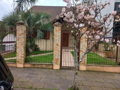 Terreno urbano, com área de 360,00m², com um prédio de alvenaria de três pavimentos, em caxias do sul/rs