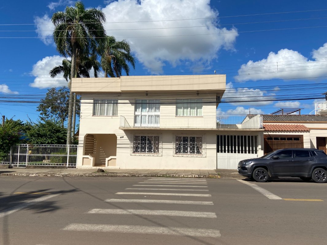 Fração de 14,28571429% pertence a Vitor Angelo Minuzzi e Jeane Drews Minuzzi do imóvel localizado na Rua Tito Beccon, 212, bairro Vila Nova em Santiago/RS com a área construída averbada de 279,94m² e o respectivo terreno com 1.187,80m², no quarteirão formado pelas ruas Tito Beccon, Ciro Melo, Rogerio Francisco da Rosa e José Caetano de Melo. Matriculado sob n° 48.236 do CRI de Santiago/RS. Coproprietário: Vera Mariza Kubica Minuzzi; Marlene Campos Minuzzi; Angela Maria Minuzzi; Jane Clea Minuzzi