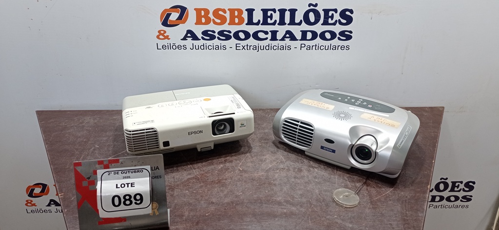 02 PROJETORES MARCA EPSON SEM CABOS. (NO ESTADO) ATENÇÃO! FAZER A VISITAÇÃO ANTES DE ARREMATAR, NÃO SABEMOS SE FUNCIONA, LEILÃO NÃO TEM GARANTIA E NEM DEVOLUÇÃO, SUJEITO A POSSÍVEIS AVARIAS VISÍVEIS/OCULTAS E/OU AUSÊNCIA DE COMPONENTES.