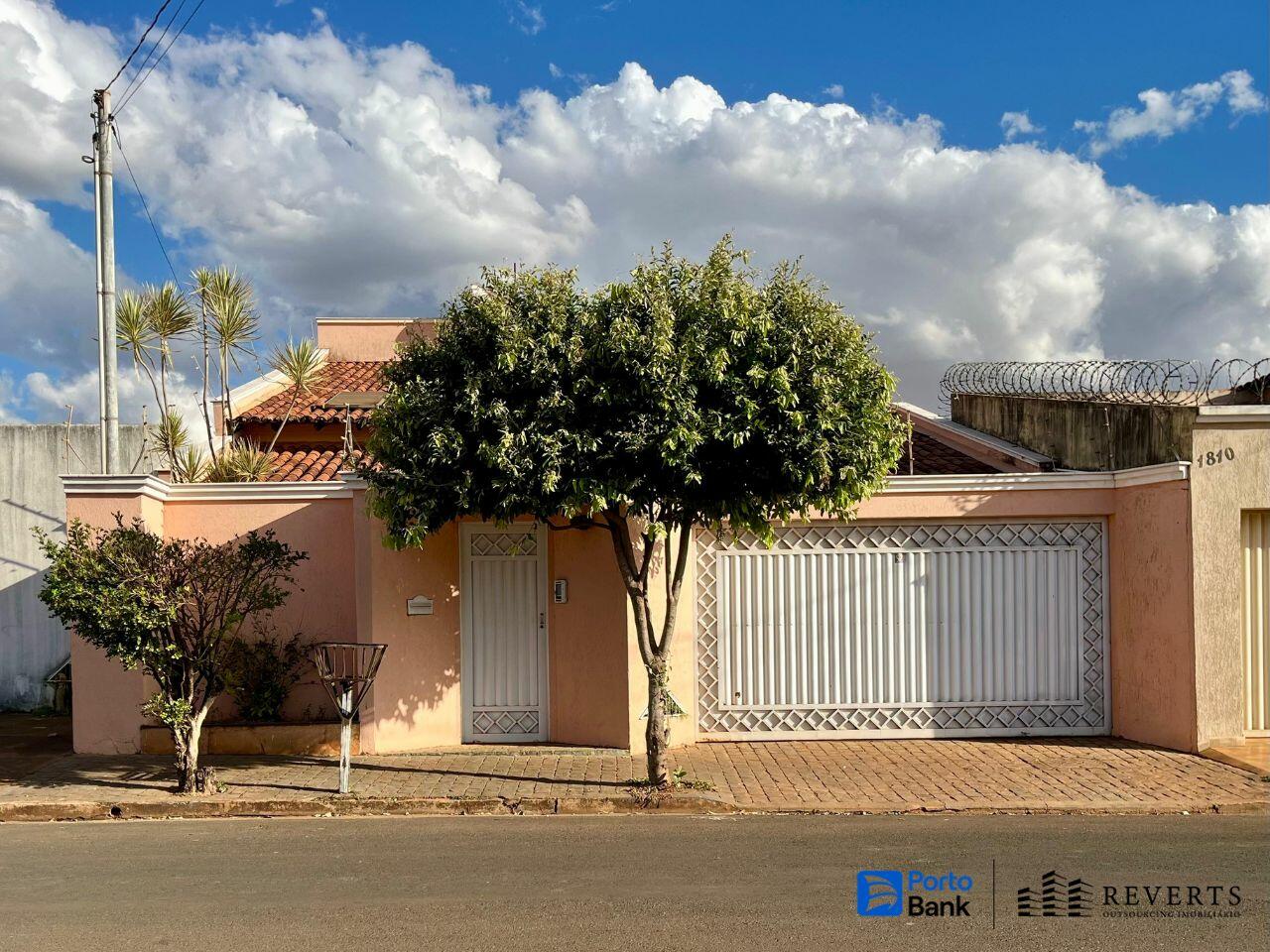 Monte carmelo-mg. casa, situada na av. goiás, nº 1820, lote de terreno nº 04 da