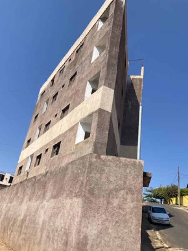 Prédio com construção inacabada em patos de minas/mg