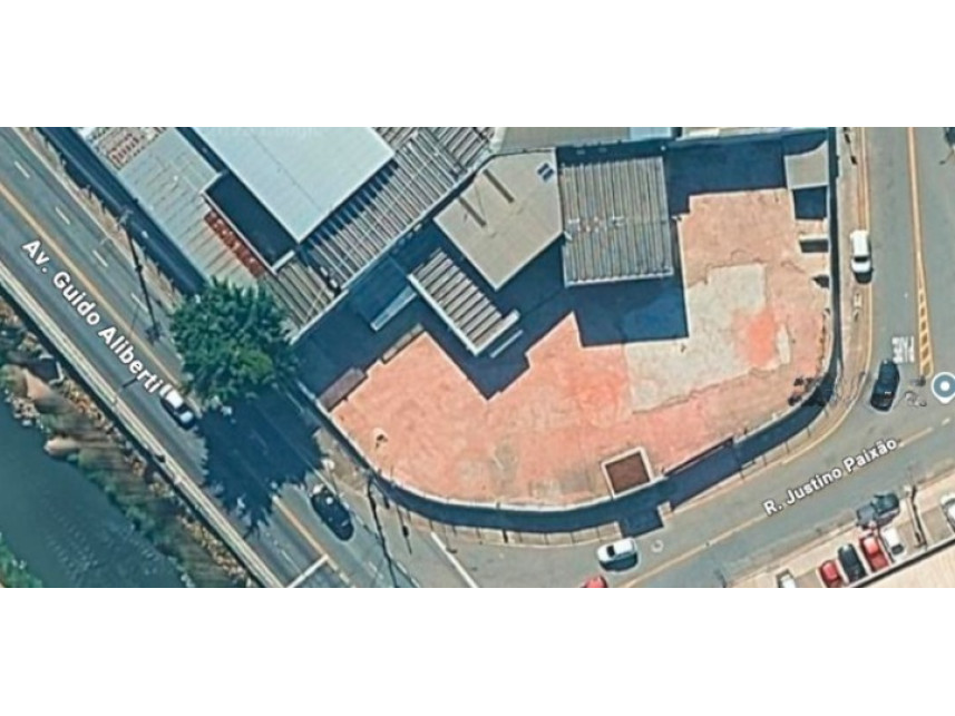 Terreno c/benfeitorias à venda em leilão