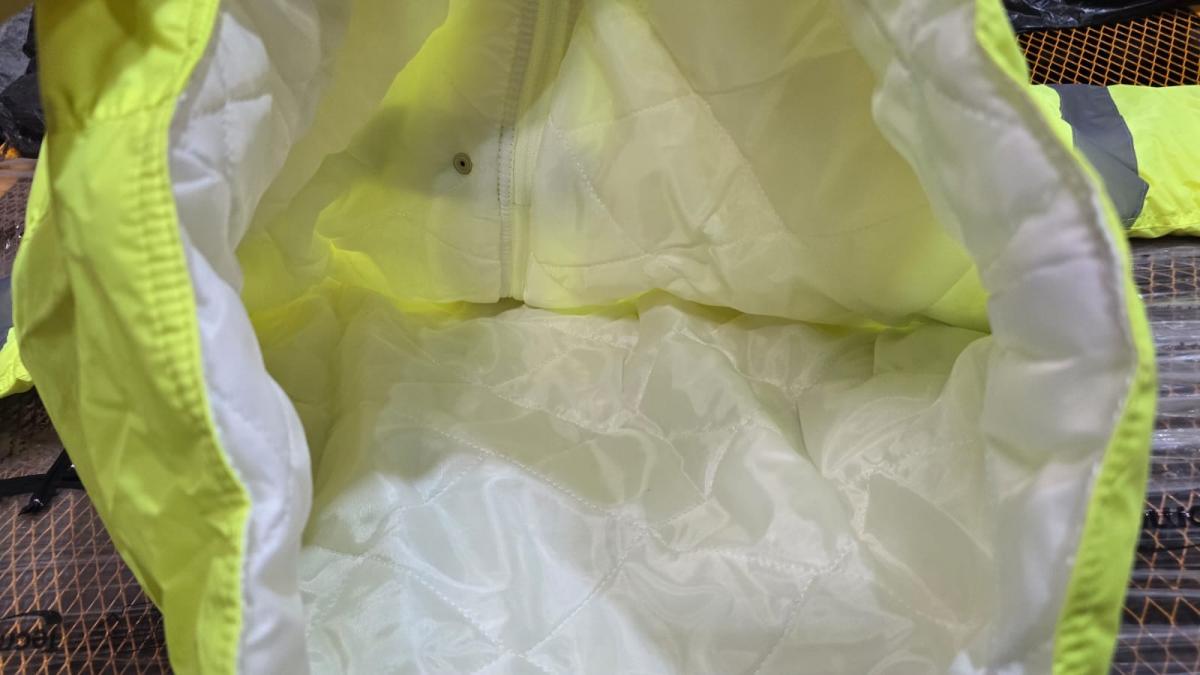 SINISTRO: 02797/00016/2026 B - 09 PACOTES JAQUETA NYLON FORRADA, CAPUZ EMBUTIDO, MOTIVA, AMARELO-LIMÃO, TAM. G – SUJIDADE – 03 PACOTES JAQUETA NYLON F