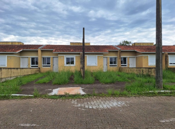 Casa nº 411-b, localizada na rua vitor mateus teixeira, vila três marias, na cidade de esteio/rs, com área construída de 43,48m², composta por dois dormitórios, copa/cozinha, banheiro e área de serviço. construída sob o imóvel de matrícula nº 20.811 do cri de esteio/rs; não averbada