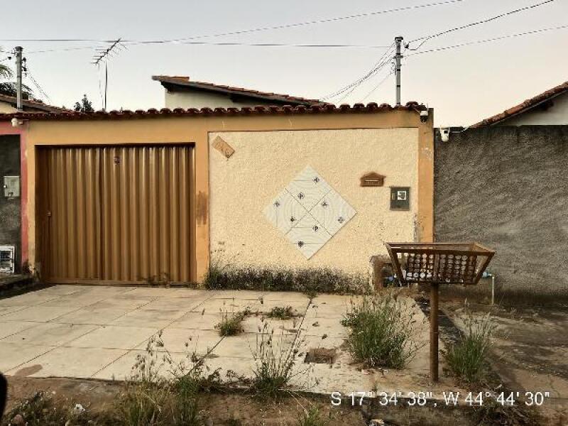 Casa - VARZEA DA PALMA/MG