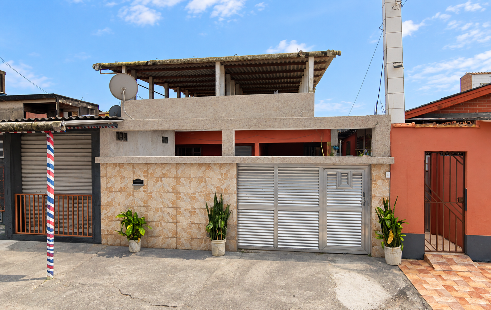 Terreno com 250m² e construção localizado no jardim boa esperança em guarujá/sp