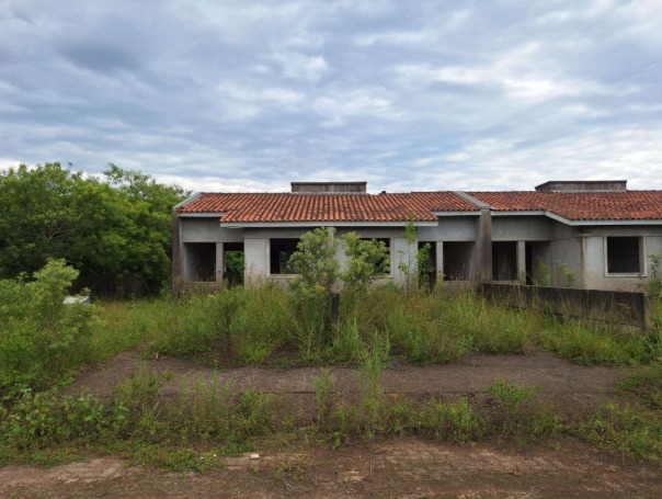 Casa nº 531-a, em construção, com paredes, contrapiso e cobertura executados, localizada na rua vitor mateus teixeira, vila três marias, na cidade de esteio/rs, com área projetada de 43,48m², composta por dois dormitórios, copa/cozinha, banheiro e área de serviço. construída sob o imóvel de matrícula nº 29.063 do cri de esteio/rs; não averbada