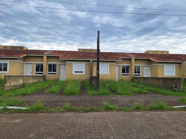 Casa nº 431-a, localizada na rua vitor mateus teixeira, vila três marias, na cidade de esteio/rs, com área construída de 43,48m², composta por dois dormitórios, copa/cozinha, banheiro e área de serviço. construída sob o imóvel de matrícula nº 20.810 do cri de esteio/rs; não averbada